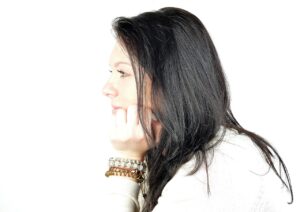 "Silná žena" - možná ji znáte, možná jí sama jste. Ale uvnitř vás se odehrává jiný příběh.